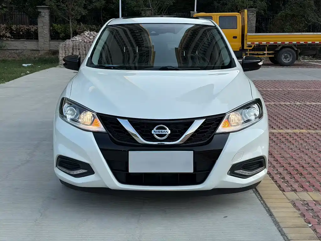 Nissan Tiida — миниатюра 2