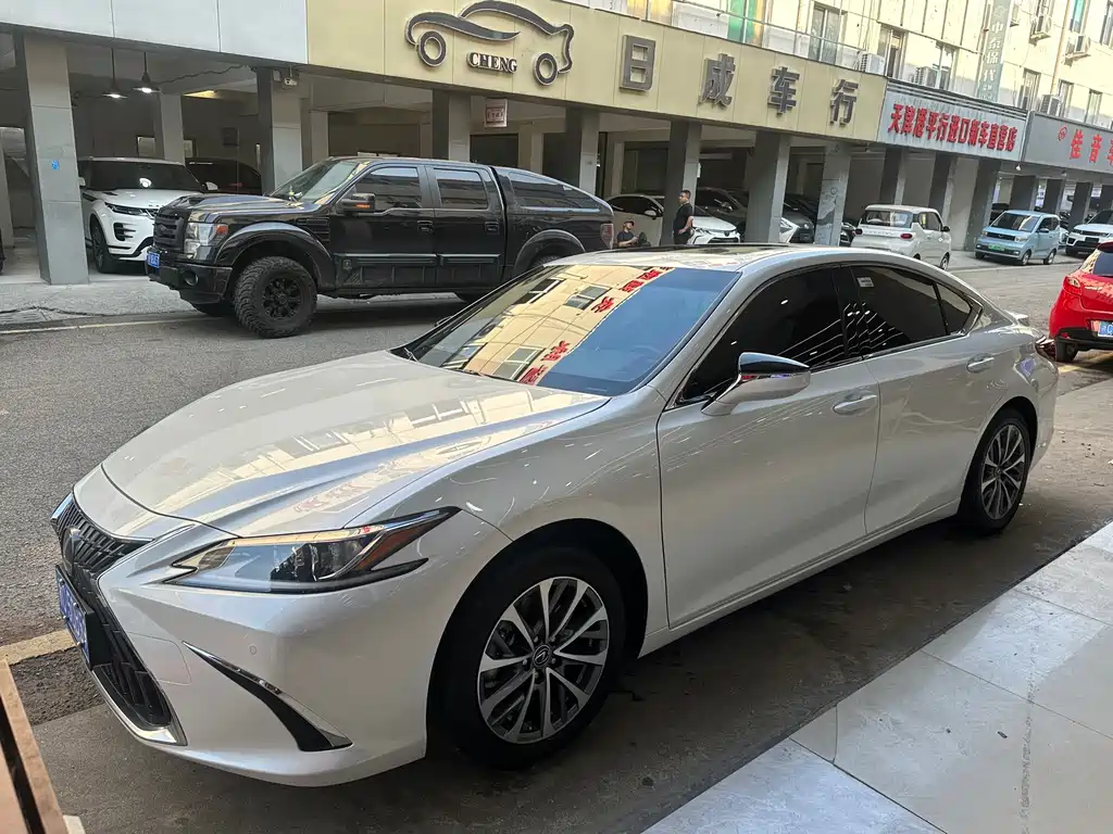 Lexus ES 2024