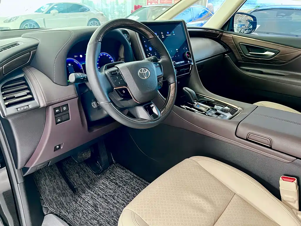 Toyota Alphard — миниатюра 7