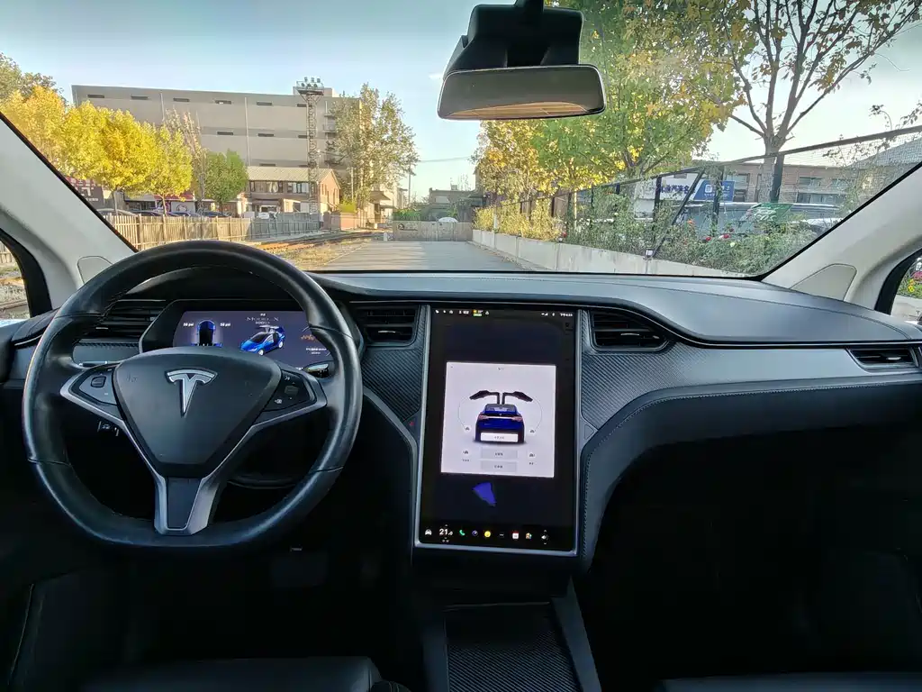 Tesla Model X — миниатюра 21