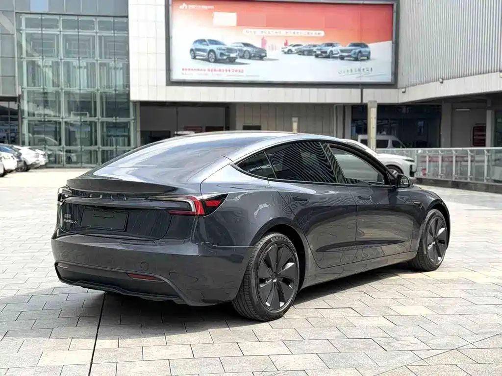 Tesla Model 3 — миниатюра 8