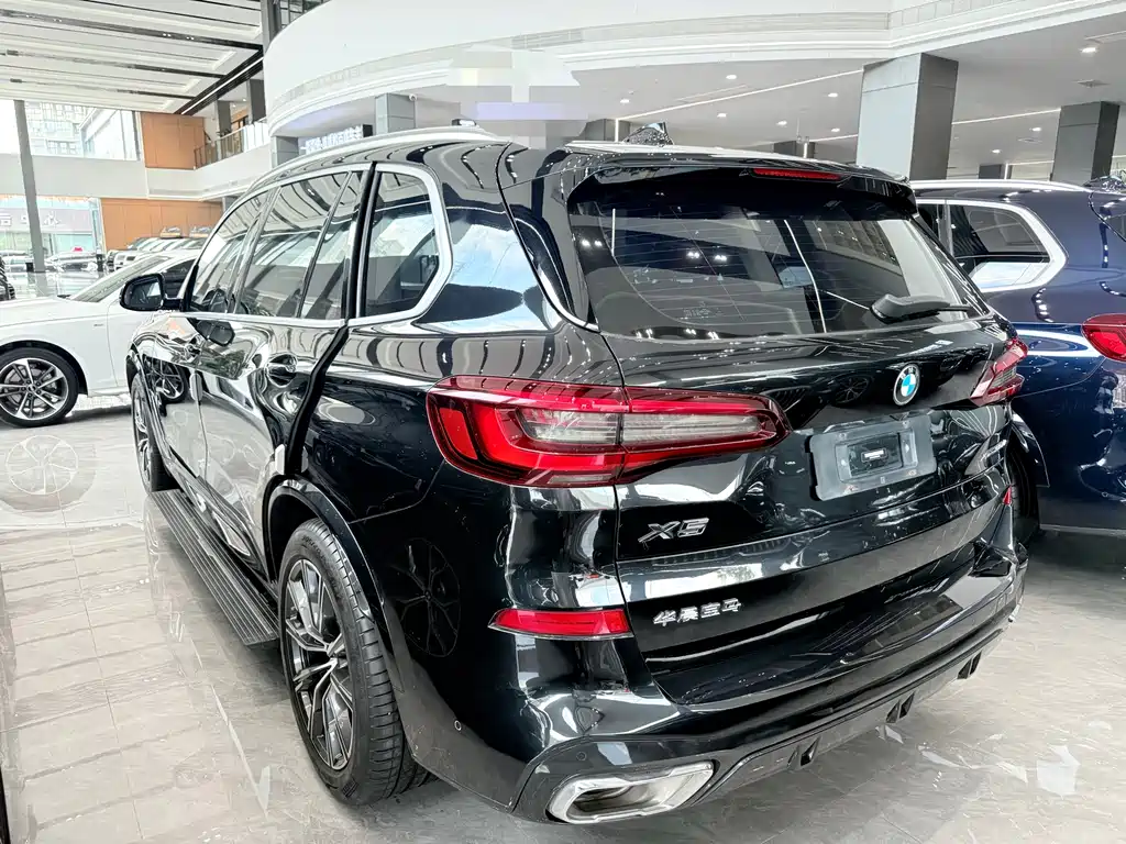 BMW X5 2022 xDrive 30Li Premium M Sport
