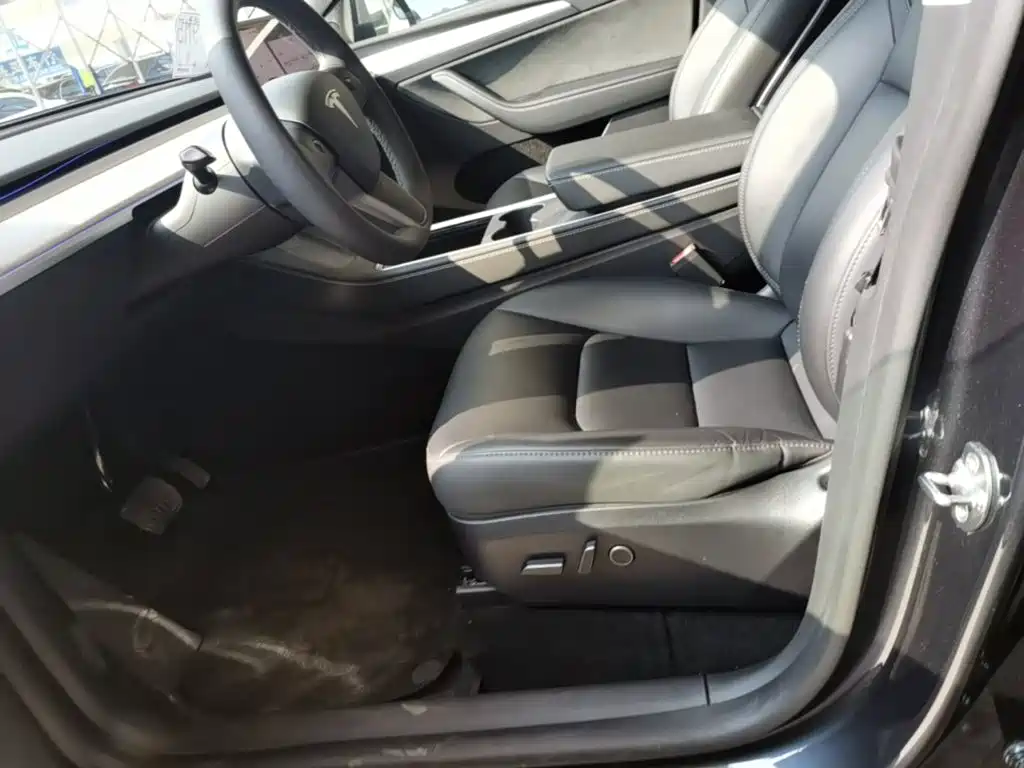 Tesla Model Y — миниатюра 15