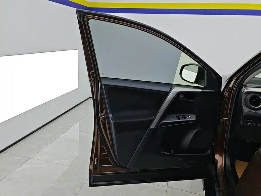 Toyota RAV4 — миниатюра 7