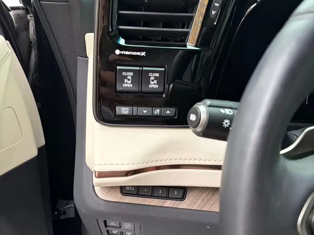 Lexus LM 500h 6-seat Distinguished Edition, фото 5