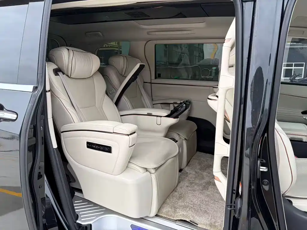 Lexus LM 500h 6-seat Distinguished Edition, фото 8