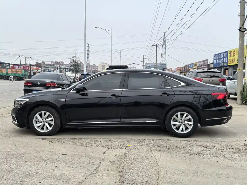 Volkswagen Passat PHEV — миниатюра 7