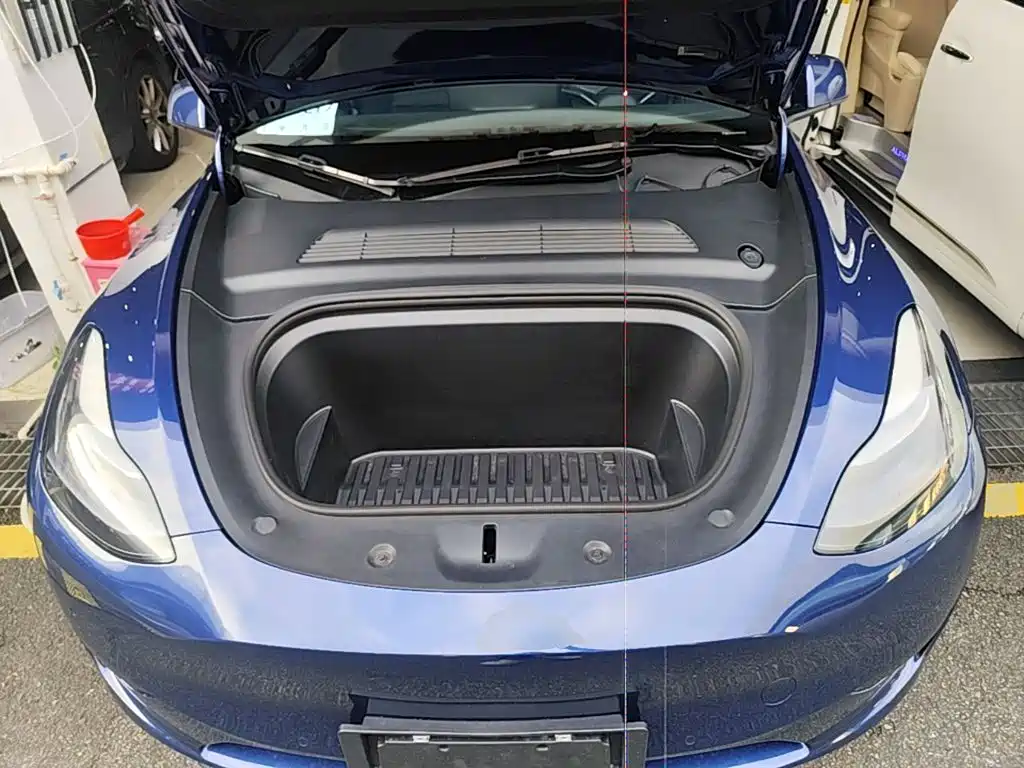 Tesla Model Y — миниатюра 20