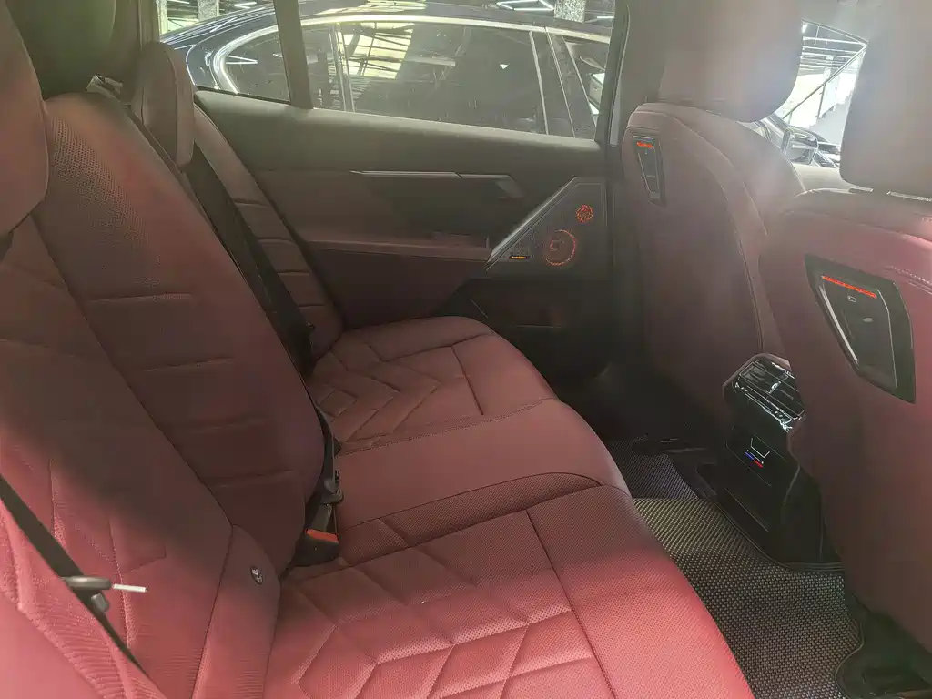 BMW 5 Series — миниатюра 10