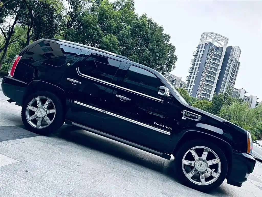 Cadillac Escalade — миниатюра 2