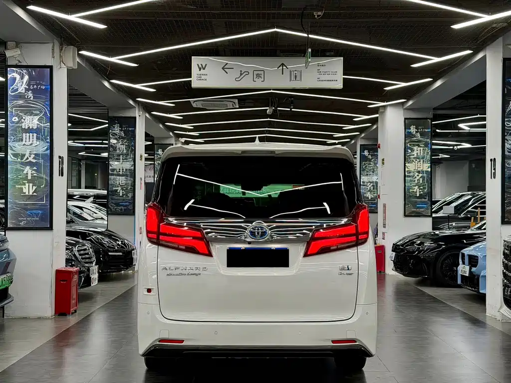 Toyota Alphard — миниатюра 8