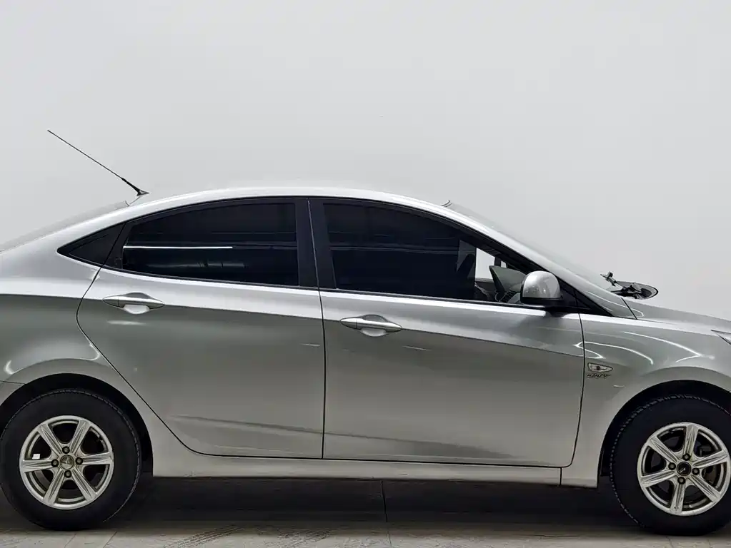 Hyundai Verna — миниатюра 8