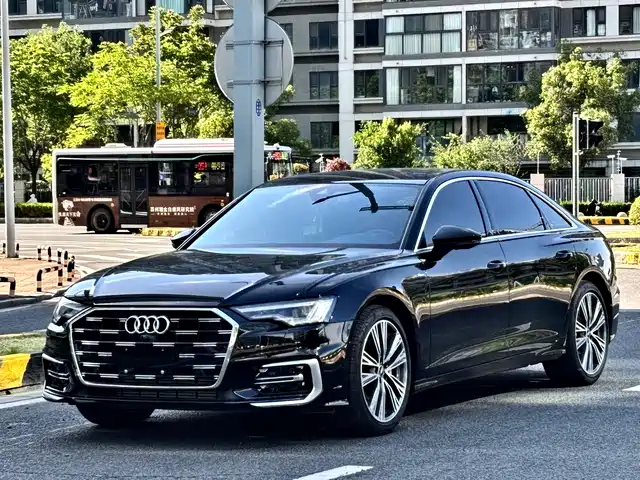 Audi A6L — фото 1