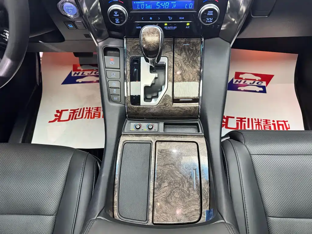 Toyota Alphard — миниатюра 12