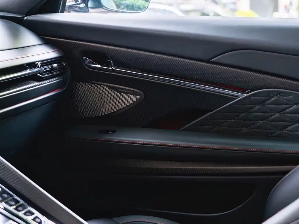 Aston Martin DB12 — миниатюра 19