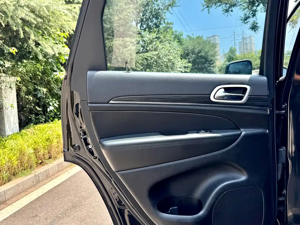 Jeep Grand Cherokee (Import) — миниатюра 11