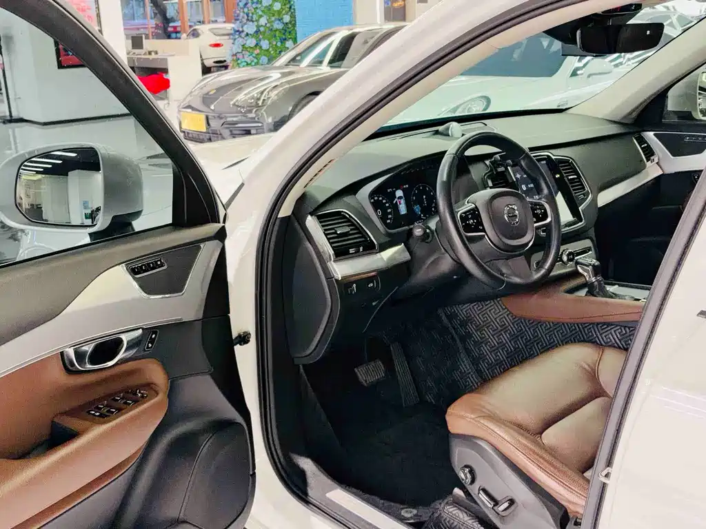 Volvo XC90 2018 T6 7 мест