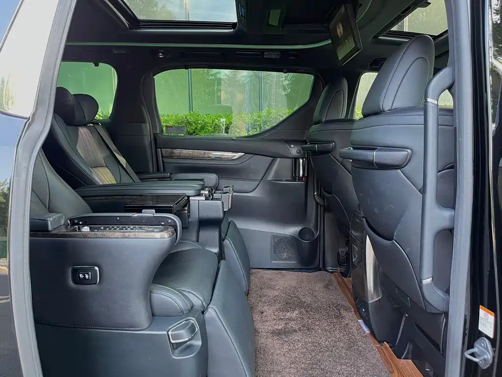 Toyota Alphard — миниатюра 6