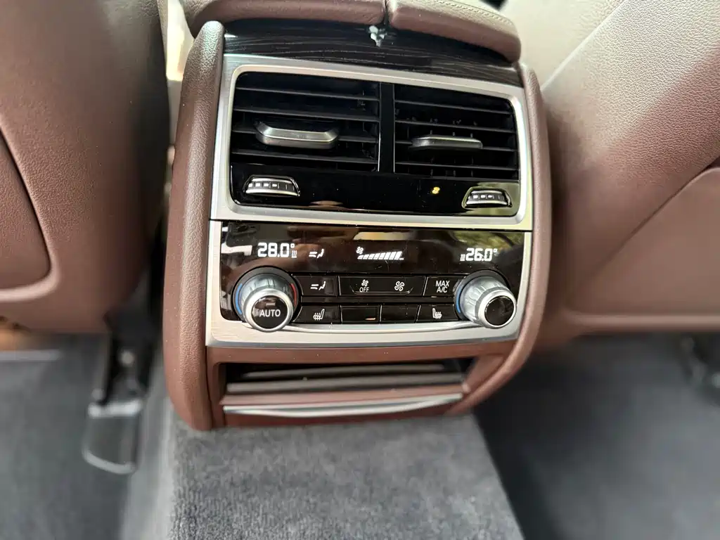 BMW 7 Series — миниатюра 19
