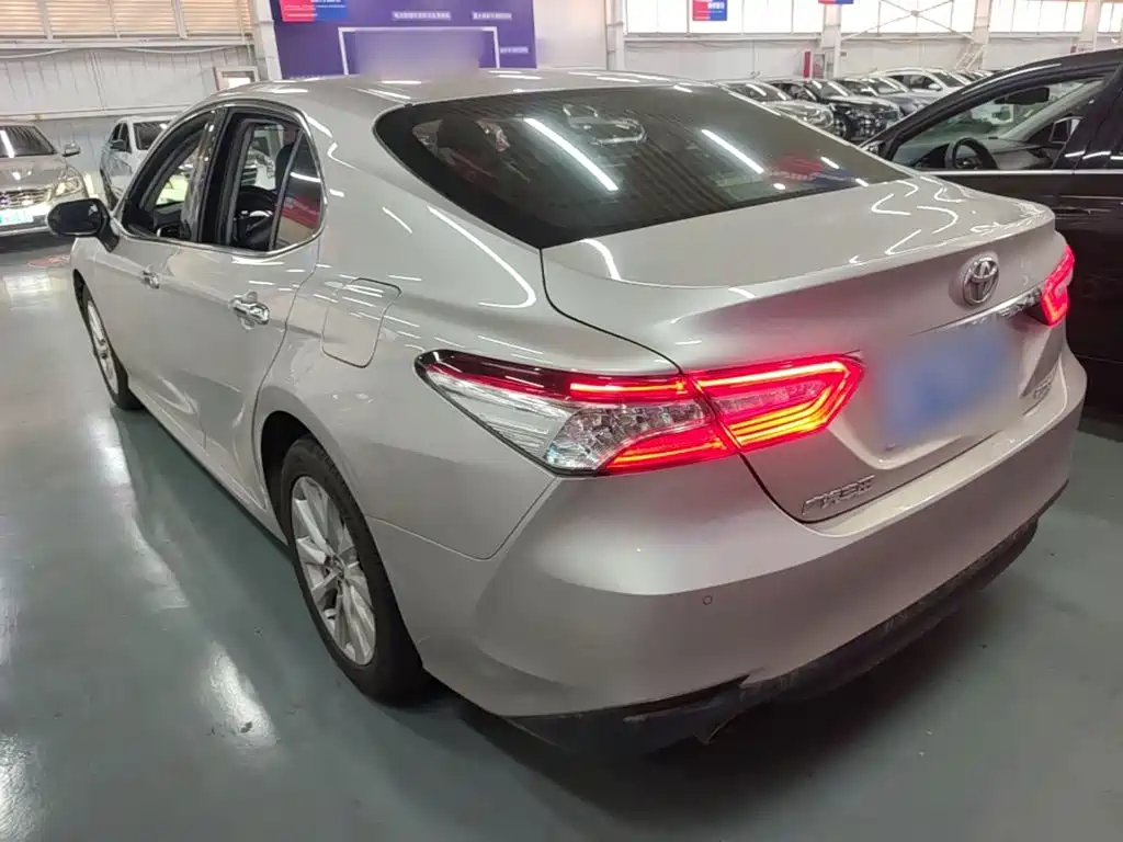 Toyota Camry — миниатюра 5