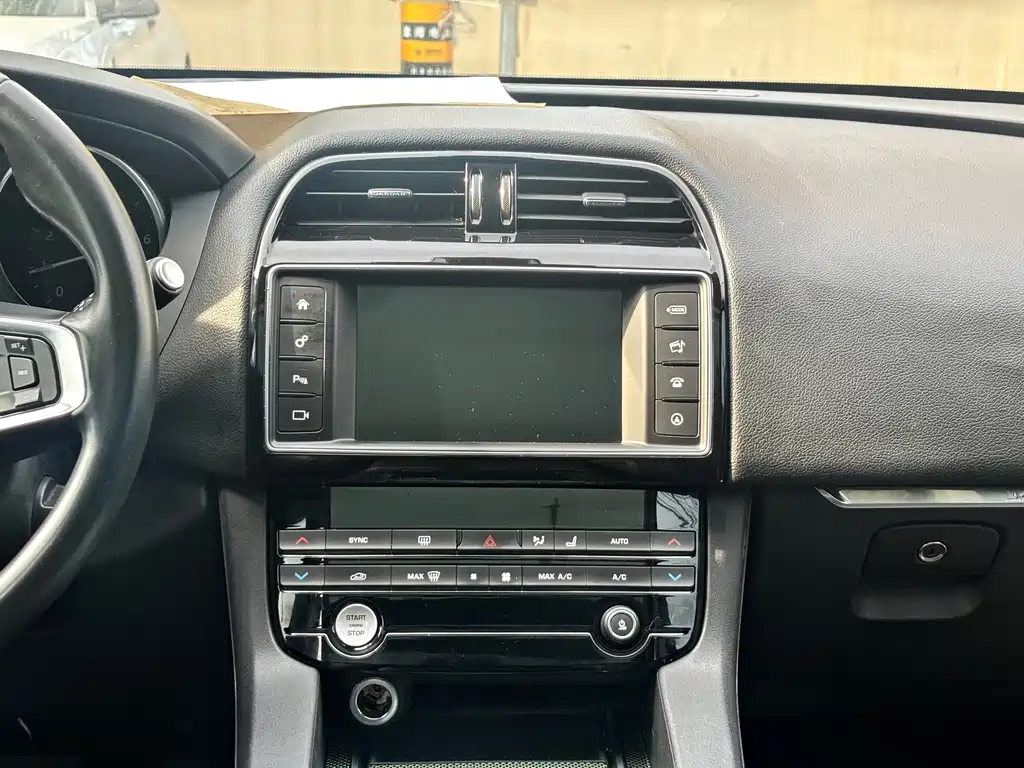 Jaguar F-PACE — миниатюра 12