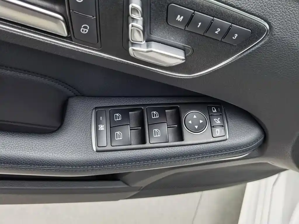 Mercedes-Benz E-Class — миниатюра 9