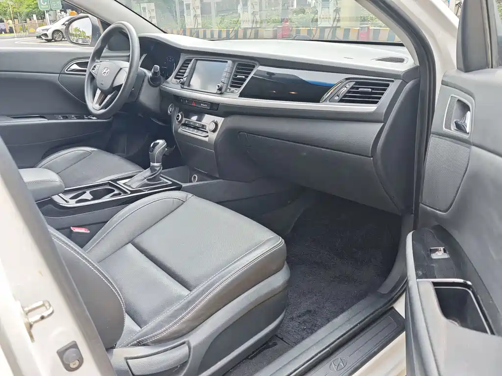 Hyundai Mistra 2017 1.6T AT GLS V
