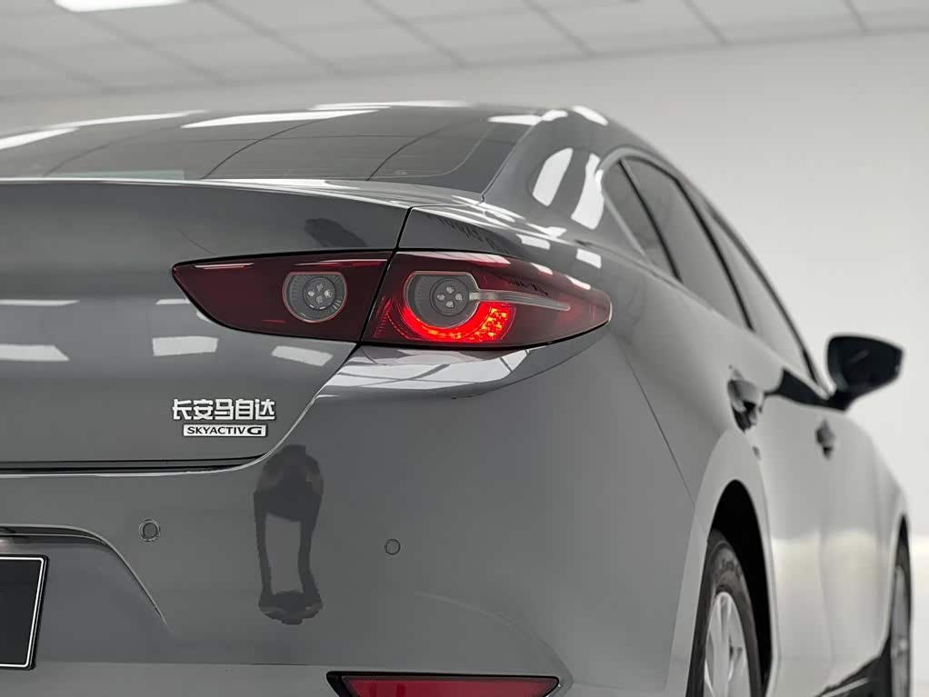 Mazda Mazda3 Axela 2.0 л 2022 г. Серебристо-серый, пробег 21000 км