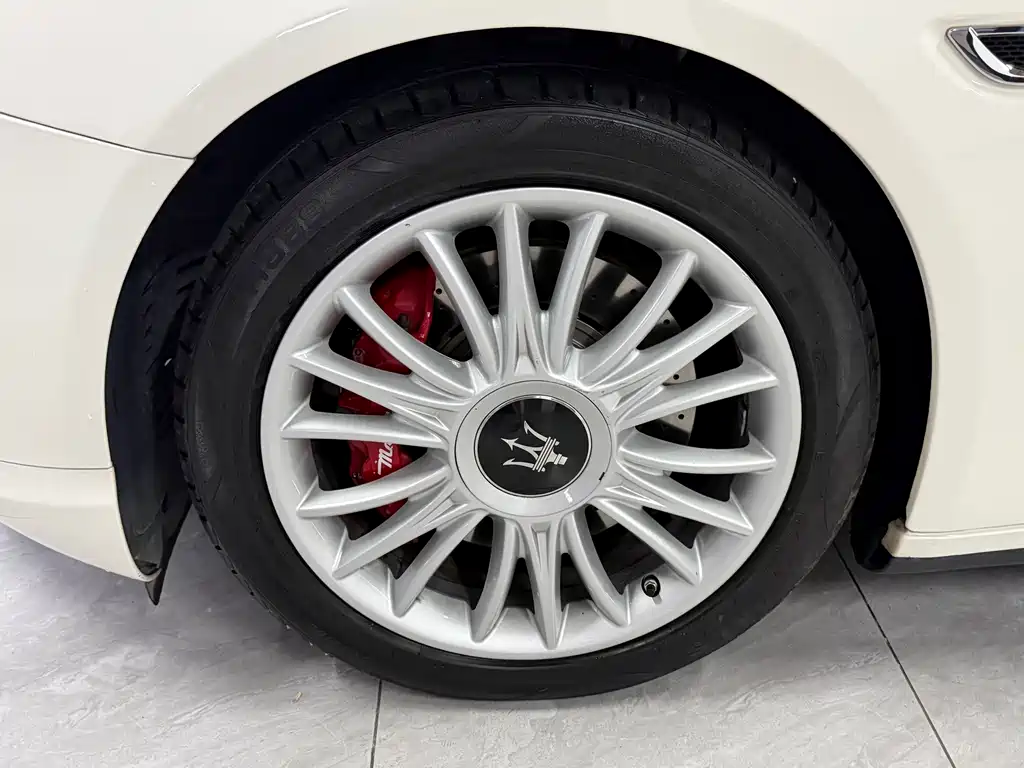 Maserati Quattroporte — миниатюра 4