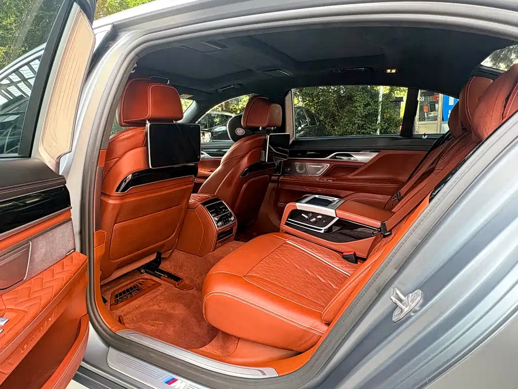 BMW 7 Series — миниатюра 8