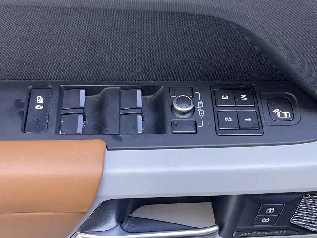 Land Rover Defender — миниатюра 12