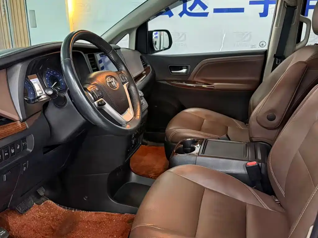 Toyota Sienna — миниатюра 13