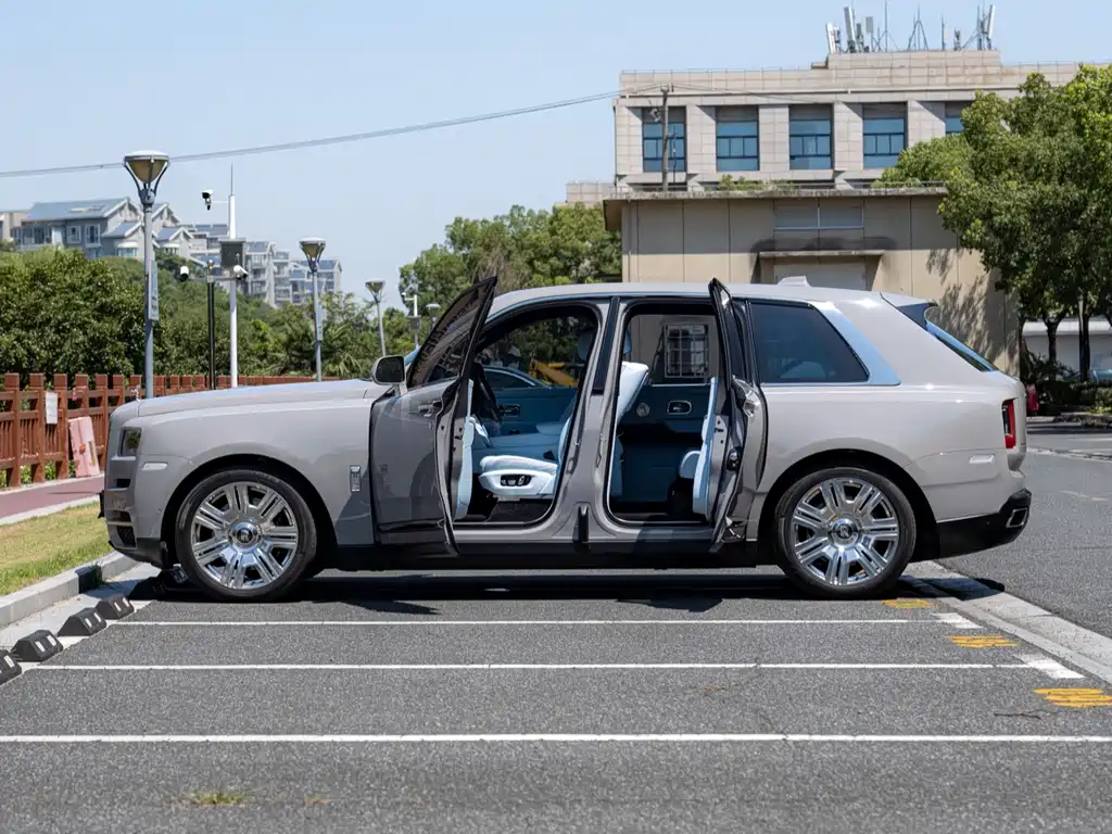 Rolls-Royce Cullinan — миниатюра 8