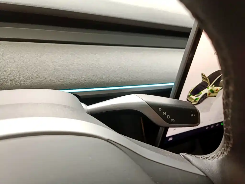 Tesla Model Y — миниатюра 14