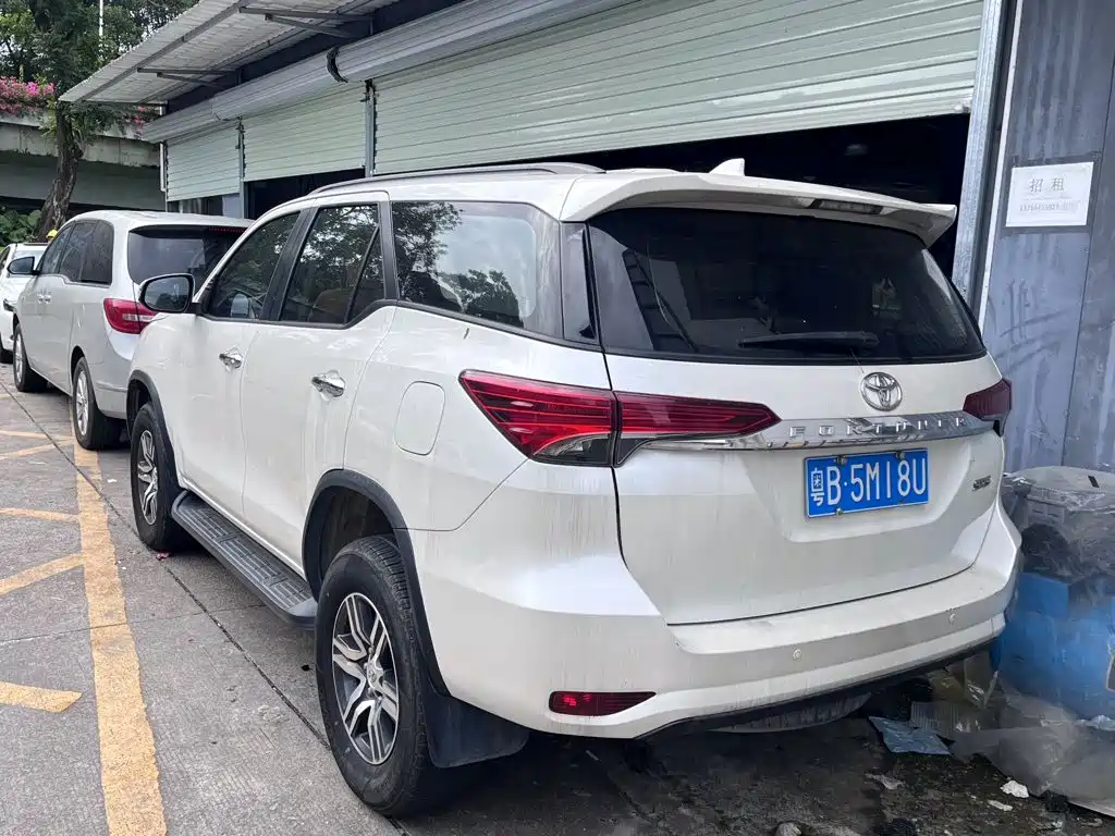 Toyota Fortuner — миниатюра 4