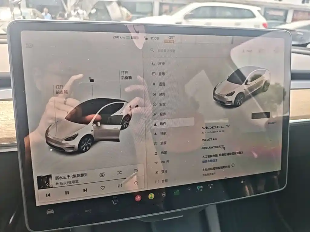 Tesla Model Y — миниатюра 12
