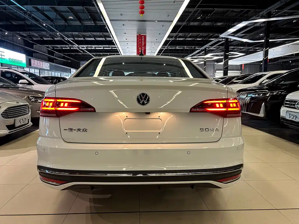 VOLKSWAGEN BORA