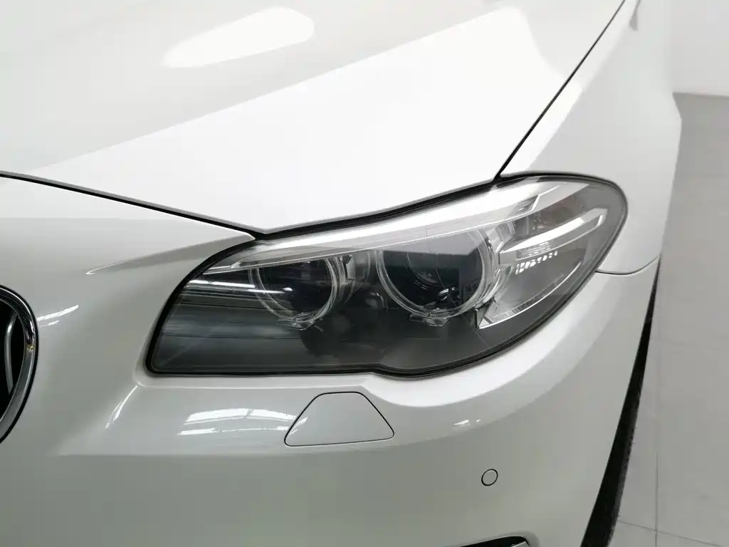 BMW 5 Series — миниатюра 7