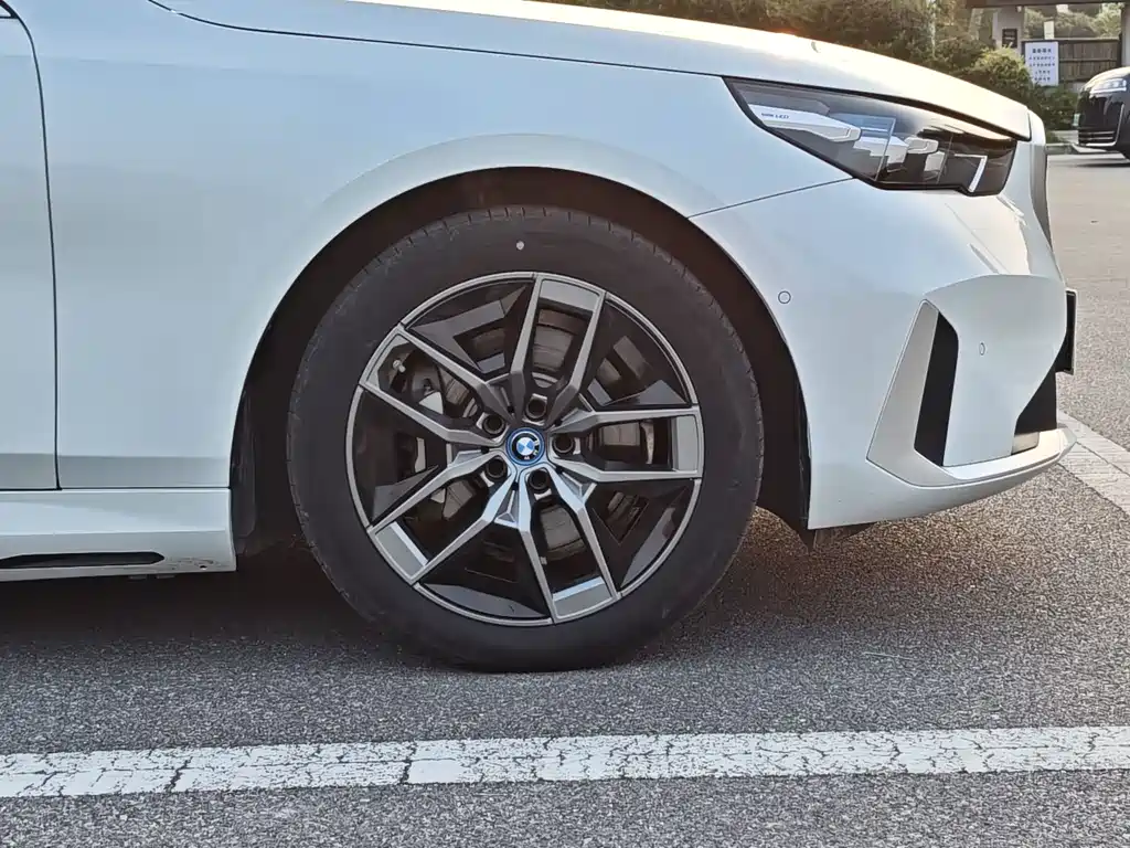 BMW i5 — миниатюра 12