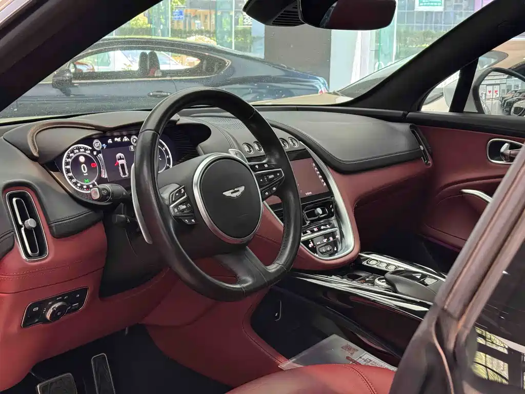 Aston Martin DBX 2023 3.0T STRAIGHT-SIX