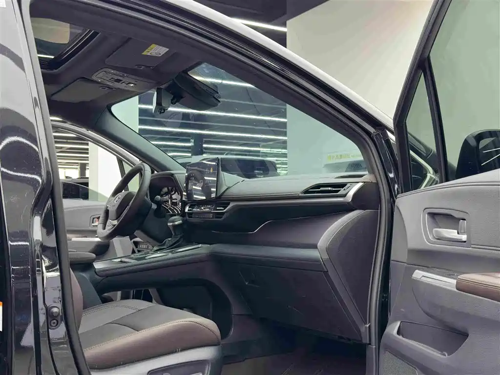 Toyota Granvia — миниатюра 10