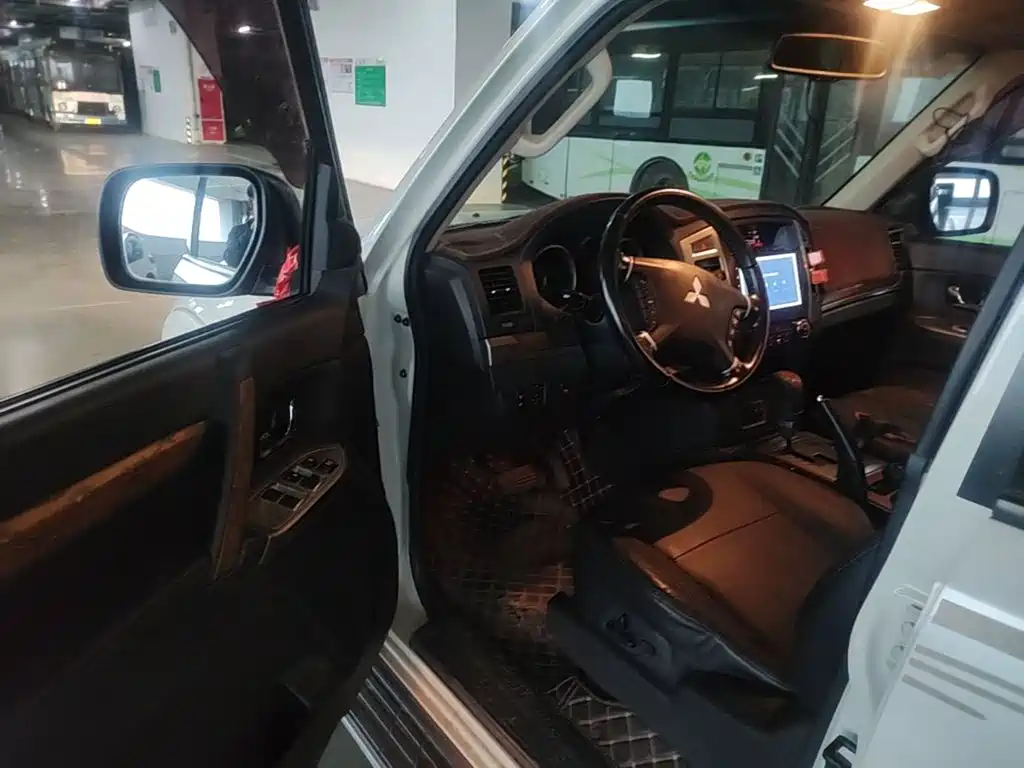 Mitsubishi Pajero (Import) — миниатюра 12