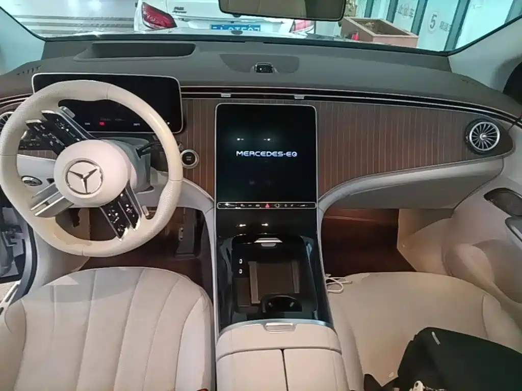 Mercedes-Benz EQE SUV — миниатюра 10