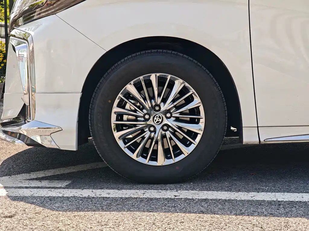 Toyota Alphard — миниатюра 8
