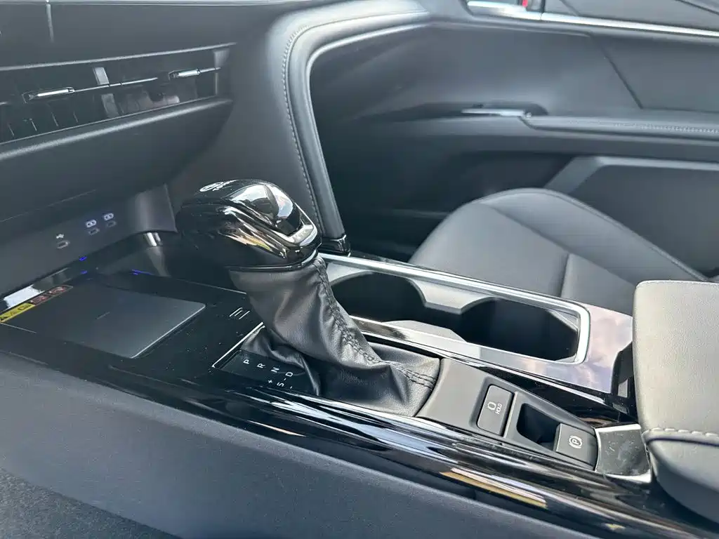 Toyota Camry — миниатюра 14