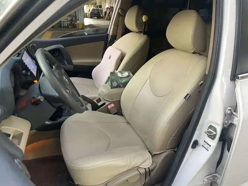 Toyota RAV4 — миниатюра 8