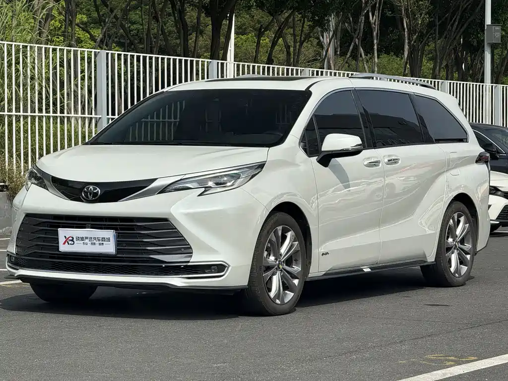 Toyota Sienna — миниатюра 2
