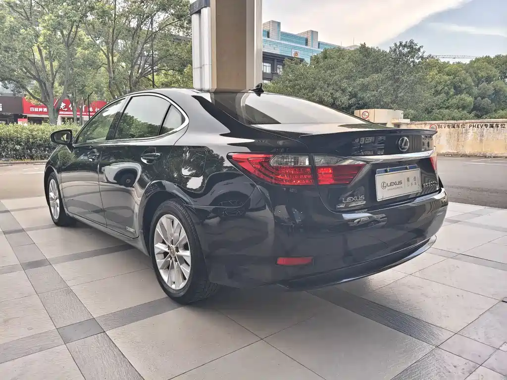 Lexus ES — миниатюра 8