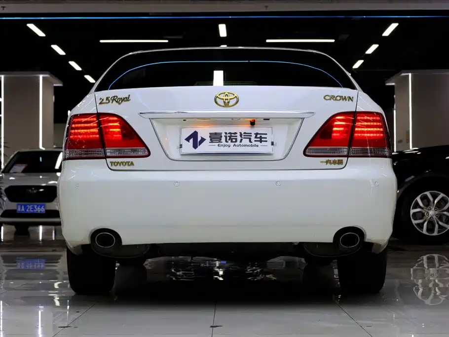 Toyota Crown — миниатюра 8