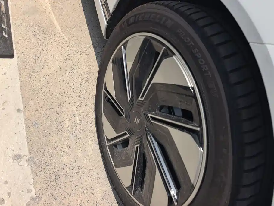 Dongfeng eπ008 2025 210Ultra Smart Drive 5 мест